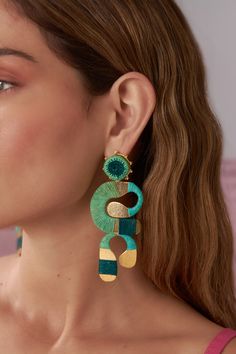 4 Earrings in 1!Material: 24k gold plated bronze with natural fiber threading from werregue palm.Length: 11cm Width: 5cmWeight: 10gDetails: 100% Handmade in Colombia by the indigenous Woounan community.