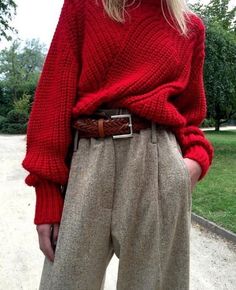 Pullover Sweaters Outfits, Marlene Hose, Red Pullover Sweater, Woman In Red, Oversize Pullover, Pullover Outfit, Red Pullover, Looks Street Style, Red Sweater