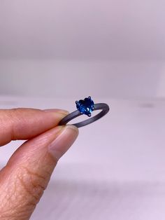 London Blue Topaz en talla Corazón 💎💫💙 El Color más buscado del Topacio y en una talla única y estupenda pues no es muy fácil de encontrar . ✨Pero acá la tenemos ! En este solitario espectacular 💫 Pocas unidades disponibles , contáctanos ! Y reserva el tuyo . London Blue Topaz, London Blue, Contemporary Jewelry, Blue Topaz, Topaz, London, Color