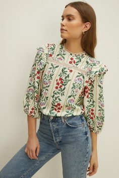 "Camisas y Blusas" ~~Rosario Contreras~~ Floral Blouse Outfit, Lace Dress Outfit, Pretty Blouses, Dresses Ideas, Summer Fashion Trends, Lace Insert, Woven Top, Blouse Outfit, Dress Designs