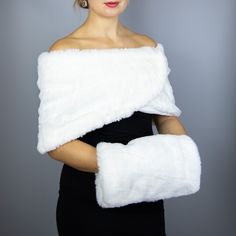 A very elegant and warm Muff Ideal for your winter wedding party or evening dress made of a very soft minx imitation fur. Color: off white / ivory or other colors Fur lining for extra warmth The Muff comes with the wrist strap . It can also be made with the long neck strap ( on your wish ). Available in children sizes . We accept credit cards! Faux Fur Bridesmaids, Coctel Dress, Off White Wedding Dress, Wedding Dress Shawl, Navy Blue Wedding Theme, Off White Wedding, Off White Wedding Dresses, Faux Fur Shrug, Fur Shrug