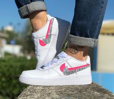 Nike Air Force One Custom Glitter Argento & Fuxia realizzata da LLab per te.   	LLab ha realizzato per voi queste scarpe personalizzate Nike Air Force One Glitter Custom Argento & Fuxia. L’iconica Nike AF1 customizzata con amore da LLab.  	La scarpa mantiene il suo colore bianco con inserti fuxia e glitter argento nel baffo. Perfetta per ogni occasione, con un tocco di colore che la rende unica.  	Tutte le calzature sono rigorosamente cucite a mano da noi nel nostro laboratorio creativo.  	Ogni