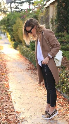 Dress And Sneakers Outfit, Damsel In Dior, How To Wear Sneakers, Looks Jeans, Tennis Shoes Outfit, Spring Outfits Dresses, Tan Coat, Leopard Print Shoes