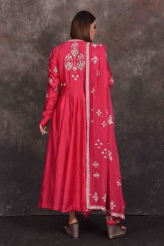 Look simple yet stylish in this beautiful bright pink embroidered Anarkali suit. Shop designer dresses in USA from Pure Elegance. Indowestern Dresses, Fashion Journals, Anarkali Suits, Anarkali Suit, Traditional Fabric, Designer Gowns, Anarkali, Blouse Dress, Bright Pink