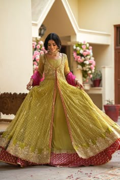 Bridal Pishwas Pakistani, Pink And Green Mehndi Dress, Mehedi Functions Dress, Mehndi Frock Design, Pishwas Hyderabadi, Open Frock Design Pakistani, Mahendi Dress Mehndi Outfit, Peshwas Dress Hyderabadi, Front Open Frock Designs