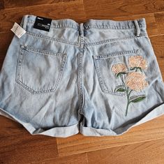 Womens Gap Girlfriend Mid Rise Light Wash Denim Shorts. Peach Embroidered Flower On Back Pocket. Size 29. Fits Relaxed. Discontinued Style I Never Wore. Smoke Free. Rolled Hem Is Sewn. 100 Percent Cotton. Waist Aligned Across- 16 In Flat Fron Rise- 10 Inch Inseam- 3.5 Inch Casual Embroidered Shorts With Relaxed Fit, Gap Denim Jean Shorts For Spring, Gap Short Summer Jeans, Gap Summer Jean Shorts, Casual Embroidered Relaxed Fit Shorts, Gap Summer Short Jeans, Trendy Cotton Bottoms By Gap, Trendy Cotton Gap Bottoms, Gap Cotton Shorts For Spring