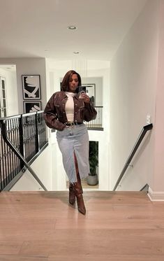 Brown Denim Outfit, Leather Jacket Casual Outfit, Casual Outfit Aesthetic, Summer Baddie Outfits, Summer Baddie, Dress Skirts, Golden Globes Red Carpet, Heels Sneakers, Winter Fashion Outfits Casual