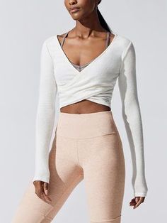 ALO YOGA Amelia Luxe Long Sleeve Crop Pristine heather LONG SLEEVE TEES Minimalist Activewear, Alo Yoga Outfit, Wedding Dress Trumpet, Fashion Activewear, Yoga Outfits, Outfit Yoga