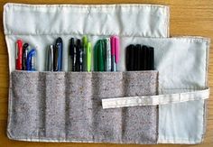 It's pattern to close and open is very interesting. I would like to have some this of pencil case designs Handmade Pencil Case, Colored Pencil Case, Book Bookmark, Diy Makeup Bag, Hair Elastic, Pencil Pen