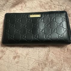 Pre-Loved In Good Condition. The Only Call Out Is The Zipper Part Was Hard To Pull. Overall, It Is A Pretty Wallet. Pretty Wallet, Zipper Parts, Bags Gucci, Gucci Black, Gucci Bags, Wallets, Overalls, Bag Lady, Gucci