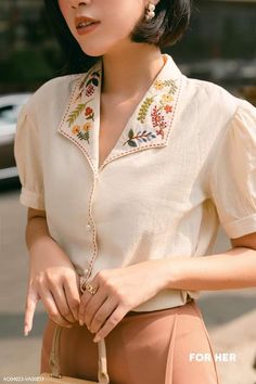 Detail Couture, Kurta Neck Design, Trendy Blouses, Trendy Blouse Designs, Embroidery On Clothes, Embroidery Designs Fashion