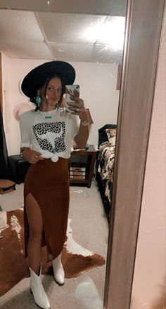 Shania Twain Concert Outfit Fall, Rodeo Cookoff Outfit, Cute Western Concert Outfits, Western Dress Up Outfits, Brett Young Concert Outfit, Western Grunge Style Summer, Western Outfit With Skirt, Western Outfits For Concert, Western Brunch Outfit