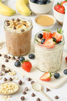 Two jars of overnight oats with different toppings. Overnight Oats Without Yogurt, Overnight Oats Easy, Eggless Breakfast, Breakfast Oats, Oat Recipes Healthy, Better Breakfast, Dairy And Gluten Free, Overnight Oats Recipe Healthy, Breakfast Oatmeal