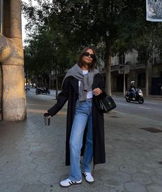 Meauseam Outfit, Casual Outfits With Coat, Nyc Commuter Style, Cotswolds Outfit Autumn, Smart Dressing Women, East Fall Outfits, Hip Winter Outfits, Fancy Athletic Outfits, Jeans Classy Outfit Chic