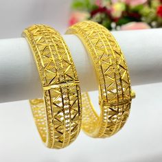 22k Gold Plated Openable Bangles/Kangan/kare/Bridal Indian Jewelry Wedding Jewellery It is a perfect match with formal attire on special occasions or with casual wearing Care instructions Keep Jewellery away from direct heat, water, perfumes, deodorants and other strong chemicals as they may react with the metal or plating. The plating composition of Jewellery is as such that  perspiration (sweat) will not damage it. Wipe Jewellery gently with chamois cloth or leather swatch after every use. Wiping the jewellery with a soft cloth after removing the jewellery would add to its life. Avoid water  exposure for all jewelry  Thank You For Visiting