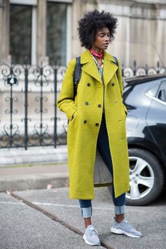 Yellow Coat, Model Street Style, Paris Mode, Paris Fashion Week Street Style, Looks Street Style, Autumn Outfits, Street Style Winter, Autumn Street Style, Fashion Week Street Style