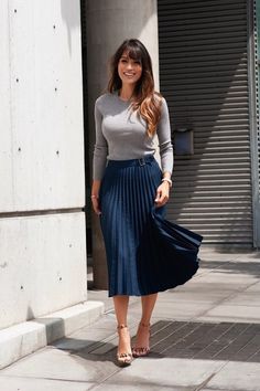 Work Casual Skirt Outfit, Stylish Skirts Fashion, Skirt Office Style, Banana Republic Outfits, What To Wear To Church, Work Skirt Outfit, Rok Outfit, Blue Pleated Skirt, Pleated Skirt Outfit