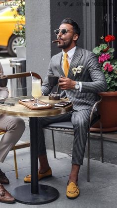 A Man In A Suit, Man In A Suit, Yellow Tie, Designer Suits For Men, Grey Suit, Mens Fashion Smart, Accessories Style