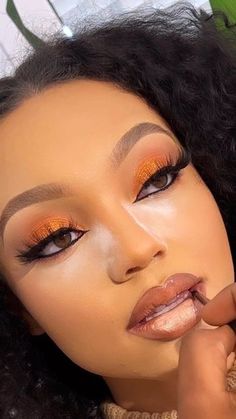 Ginika Temple on Instagram: "NUDE LIP HACK!!! . . YOUTUBE: GINIKA TEMPLE ONLINE CLASS: Link in Bio Eye primer @bennyemakeup Beauty @lexxihart Pigments @mk_beauty_9ja Pressed powder @fentybeauty “235”" High Glam Makeup, Peach Eyeshadow Looks, Flawless Face Makeup, Makeup Flawless, Face Beat Makeup, Brown Girls Makeup, Natural Glam Makeup, Makeup For Black Skin, Brown Skin Makeup