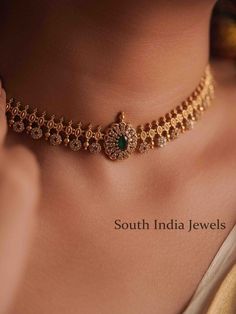 Latest Chokers In Gold, Gold Necklace Short Designs, Diamond And Gold Jewellery, Simple Bridal Jewelry Indian, Choker Indian Jewellery, Simple Jewellery For Saree, Gold Set Design 2024, Gold Jewelry With Stones, Gold Jewelry Fashion Necklace Indian