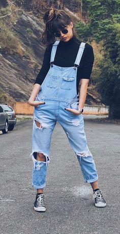 Cheap Ripped Jeans, Stylish Overalls, Look 80s, Ripped Jeans Outfit, Womens Ripped Jeans, Look Jean, Fashion 90s, Denim Outfits, Trendy Swimwear