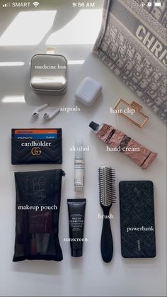 Model Bag Essentials, Small Bag Essentials, Work Purse Essentials, What To Have In Your Bag, What Is In My Purse, Whats In My Handbag, What’s In My Bag Aesthetic, Uni Bag Essentials, What’s In My Purse