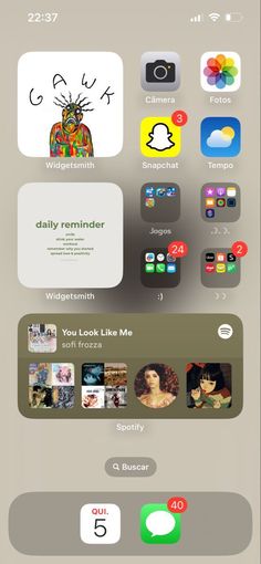 Home Screen Organization iPhone Iphone Home Screen Layout 2023, Iphone Layouts Simple, Iphone 15 Layout, App Layout Ideas Iphone, Phone Homescreen Layout, Iphone Organization Screens, Homescreen Organization Iphone, Home Screen Organization, Homescreen Layout Iphone