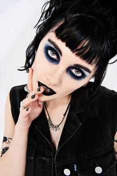 Heather Pale Waves, Glam Rock Makeup, Goth Makeup Looks, Rock Makeup, Pale Waves, Punk Makeup, Alt Makeup, Goth Glam, Film Maker