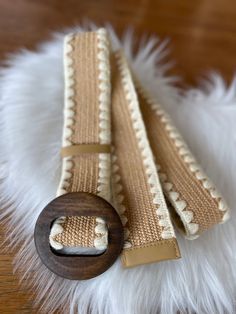 Fall for this superb golden beige braided straw effect elastic belt decorated with embroidery and round wooden buckle. It adapts to all sizes for an original look. Wear over a tunic, a dress, loose pants for a timeless vintage and boho style. Perfect to give as a gift or to treat yourself! Length 107cm Width 4.5cm Buckle diameter 7.5cm Casual Embroidered Belt For Spring, Chic Woven Belts For The Beach, Chic Woven Belts For Beach, Chic Woven Belt For Beach, Beige Woven Belt For Vacation, Casual Woven Belts For Spring, Adjustable Beige Belt For Spring, Spring Beige Rope Belt, Beige Adjustable Belt For Spring