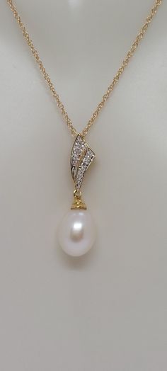 WHITE Drop Freshwater Pearl Diamonds 14k Yellow Gold Pendant / Necklace - 14K Yellow Gold 7-10mm Drop Pearl Pedant w/ 14k Yellow gold 18 Inches Gold chain. Product Info: - Pearls dimensions: 7-10mm Drop. - Metal: 14k. - Stone: White Freshwater Pearl / Diamonds. - Finish: Yellow Gold. - Handmade item. - Made in USA. - Nice Gift box is included. Luxury Yellow Gold Pearl Necklace With Diamond Accents, Luxury Gold Diamond Necklace With Pearl Pendant, Luxury Yellow Gold Teardrop Pearl Necklace, White 14k Gold Pearl Drop Necklace, Formal White 14k Gold Necklace, White Pearl Drop Necklace In 14k Gold, Classic Pear-shaped White Jewelry, Classic White Pear-shaped Jewelry, Fine Jewelry White Pearl Necklace In 14k Gold