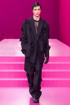 Valentino Fall 2022 Ready-to-Wear Fashion Show | Vogue Valentino Suit, Menswear Runway, Valentino Men, Looks Vintage, White Fashion, Runway Fashion