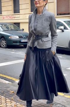 Gray Wool Skirt Outfit, High Skirt Outfits, Black Midi Skirt Outfit Casual, Mode Ab 50, Elegante Y Chic, Best Winter Outfits, Ageless Style