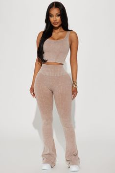 Curvy Casual Outfits, Taupe Fashion, Flare Legging, Fashion Nova Outfits, Stylish Summer Outfits, Effortlessly Chic Outfits, Flare Leggings, Curvy Girl Fashion, 2024 Fashion