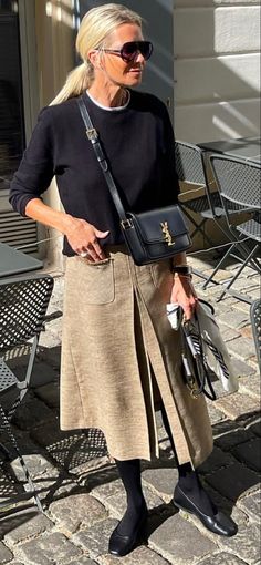 Beige Skirt Fall Outfit, Italian Street Style Women, Italian Street Style, Street Style 2023, Italian Fashion Street, Style 2023