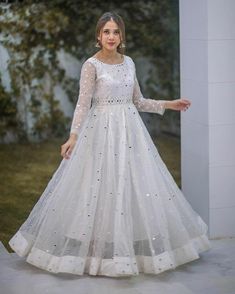 Pakistani Maxi Dresses, Indian Party Wear Gowns, Gown Dress Design, Party Wear Gowns, Wedding Lehenga Designs, Anarkali Dress Pattern, Party Wear Gown, Pakistani Fancy Dresses, Beautiful Pakistani Dresses