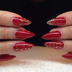 red #glitter #stilettonails #amoursfilar Red Sparkle Nails, Pink Sparkle Nails, Acrylic Nails Stiletto, Red Nails Glitter, Gold Acrylic Nails, Hard Gel Nails, Pointy Nails, Gold Glitter Nails, Ombre Nails Glitter