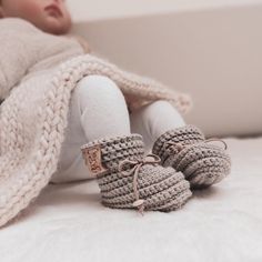 Babyschuhe gehäkelt, inkl. Babystulpen-Funktion, Erstausstattung fürs Baby, Geschenk zur Geburt, in verschiedenen Farben erhältlich von DieMaschemitHerz auf Etsy 6 Abs, Crib Shoes, Handmade Gift, Trending Outfits, Handmade Gifts, Unique Jewelry, Clothes