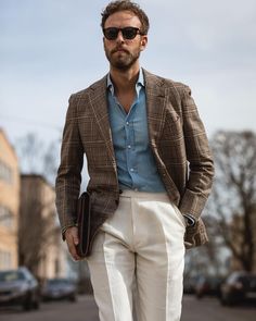 Manolo.se on Instagram: “The Denim Shirt, Full story with our take on how to wear a denim shirt with tailored clothing. (Link in bio)” Brown Blazer Outfit, Denim Shirt Style, Der Gentleman, Classy Outfits Men, Wedding Outfit Men, Brown Blazer, Mens Fashion Casual Outfits, Mens Fashion Suits