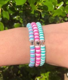 Clay Bead Bracelet Ideas Bright Colors, Bad Bunny Clay Bead Bracelet, Flat Bracelet Ideas, Preppy Clay Bead Bracelets Ideas, Clay Bead Bracelet Ideas Preppy, Aesthetic Bracelet Ideas, Bracelets Crochet