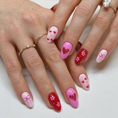 21 Trendy Simple Flower Nails 12 Flower Nails Ideas, Simple Flower Nails, Flower Nail Art Designs, Flower Nail Design, Sophisticated Manicure, Horror Nails, Fresh Starts, Floral Nail, Cute Nail Art Designs