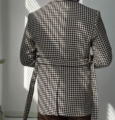 Verfijn uw kleding met onze Houndstooth wollen retro colbert. Deze blazer is gemaakt voor een geraffineerde en gepolijste look en combineert naadloos klassieke verfijning met eigentijdse stijl, waardoor het een onberispelijke keuze is voor zowel professioneel als zakelijk gebruik. en formele gelegenheden. Voordelen: Co Wool Tweed Jacket With Suit Collar For Office Wear, Tweed Jacket With Houndstooth Pattern For Business Casual, Tailored Houndstooth Suit For Fall, Tailored Houndstooth Outerwear With Lapel Collar, Tailored Double-breasted Houndstooth Tweed Jacket, Wool Houndstooth Suit With Suit Collar, Fall Houndstooth Suit With Lapel Collar, Fitted Tweed Jacket In Suiting Fabric For Fall, Houndstooth Suits For Workwear In Fall