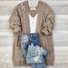 Cozy and lightweight, this much-adored favorite is the perfect throw-on cardigan for breezy nights and seasonal transitions. Look Boho Chic, Fall Fashion Outfits, Mom Outfits, Casual Fall Outfits, Mode Inspiration, Winter Fashion Outfits, Fall Winter Outfits, Casual Fall