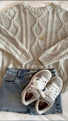 Cozy Sweaters Outfits, Sweater Outfit, Lazy Outfits, Ootd Summer, Cute Preppy Outfits, Stockholm Fashion, Simple Trendy Outfits