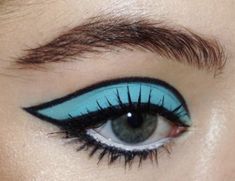 Blue And Black Eyeliner, Good Eyebrows, Champagne Makeup, Eyebrow Trends, Space Makeup, Eyebrow Hacks, Engagement Makeup, Hacks Every Girl Should Know, Blue Eyeliner