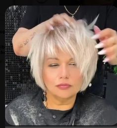 Choppy Bob Hairstyles For Fine Hair, Choppy Bob Hairstyles, Bob Haircut For Fine Hair, Short Hair Trends, Makijaż Smokey Eye, Edgy Short Hair