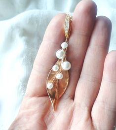 Gold Pearl Bridal Earrings For Mother Of The Bride, Elegant Leaf-shaped Jewelry For Party, Delicate Gold Earrings For Mother Of The Bride, Elegant Leaf-shaped Party Jewelry, Gold Pearl Bridal Earrings For Bridesmaid Gift, Leaf-shaped Gold Jewelry For Wedding, Elegant Leaf-shaped Wedding Jewelry, Leaf-shaped Wedding Jewelry With Matching Earrings, Elegant Rose Gold Leaf Jewelry