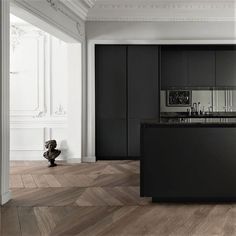 SVAREF High-end interior design inspiration reference image of modern black Siematic kitchen in a classic apartment SVA Kitchen Classic Modern, Black Kitchen Design, Minimalist Dekor, Matte Black Kitchen, Modern Apartment Decor, German Kitchen, Minimalist Kitchen Design, Interior Minimalista, Black Kitchen Cabinets