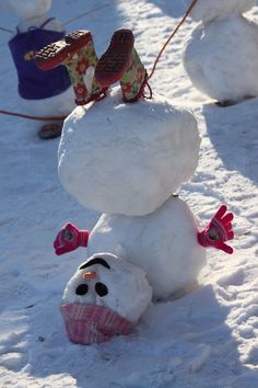 the snowman is made to look like it's sitting in the snow