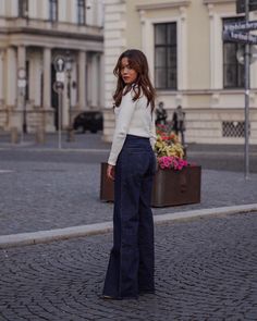 The comeback of 70s fashion is still a thing! Wearing flared denim pants and a white turtle neck here. My hair, curtain bangs and highlights, are also seventies inspired. Caramel highlights or balayage can look great on dark brown hair. #hairstyles #balayage #brunettebalayage #brunette #highlights Dark Brown Hair Hairstyles, Ombre Bangs, Hair Brown Ombre, Bangs And Highlights, Brown Hair Hairstyles, Dark Red Ombre, Hair Curtain, Dark Ombre Hair, Hairstyles Balayage