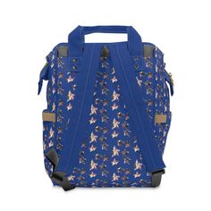 La mochila para pañales multifuncional Miniaday Designs Blue Americana es una opción elegante y práctica para padres en movimiento. Esta mochila está hecha de tela duradera y resistente al agua y cuenta con un espacioso compartimento principal con múltiples bolsillos para organizar todos los elementos esenciales de su bebé. Las correas ajustables para los hombros y el asa superior facilitan su transporte, mientras que los bolsillos laterales aislados mantienen las botellas y los refrigerios a la temperatura perfecta.

 Esta mochila también cuenta con un cambiador, una correa para cochecito extraíble y un puerto USB incorporado para cargar sus dispositivos. El elegante estampado americano añade un toque de personalidad a este bolso funcional. Con su diseño versátil y características conven Blue Outdoor Backpack With Pockets, Blue Adventure Backpack Standard Shape, Blue Backpack-style Shoulder Bag With Pockets, Blue Travel Backpack With Anti-theft Pocket, Outdoor Backpack With Removable Pouch, Rectangular Shape, Blue Backpack, Changing Pad, Water Resistant Fabric, Baby Essentials